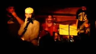 fiesta de fin de a&ntilde;o en el moulan rouge con la banda atributos