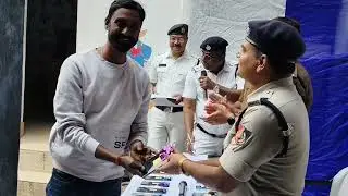 Howrah city police ফিরিয়ে দিল হারিয়ে যাওয়া মোবাইল হারিয়ে যাওয়া মোবাইল ফোনও ফেরত পাওয়া যায়।