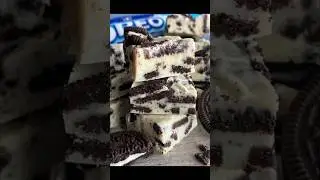 3 ingredient oreo fudge for your holidays! #food #holiday #snacks #yummy #oreo #easy #christmas #yum