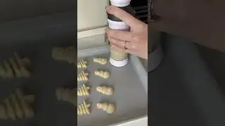 Have you seen this 14-1 cookie press?🤯 Who else LOVES baking & decorating cookies for the