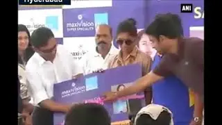Former cricketer V. Chamundeswaranath gifts BMW car to Mithali Raj