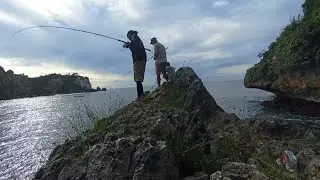mancing casting di pantai Baron