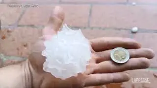 Tempesta di grandine in Veneto, chicchi da 10 centimetri: danni a case e auto