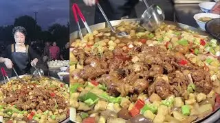 A Beautiful Chinese Girl Cook Free Meals / Potato Chicken Noodles Food for the elders on the Street