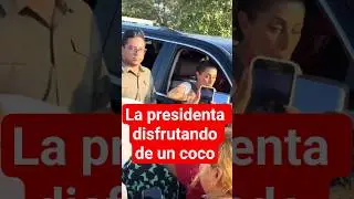La presidenta de M&eacute;xico disfruta de un coco desde guerrero 