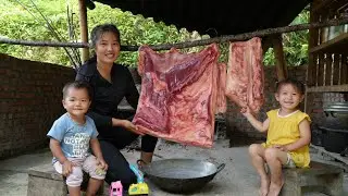 How a single mother makes cooking oil from giant black pork fat to sell with her children