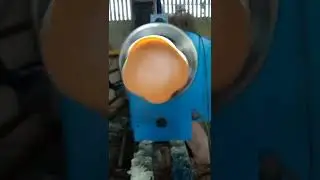 Tourn&eacute; fin et d&eacute;form&eacute; avec les doigtswoodlatheworker