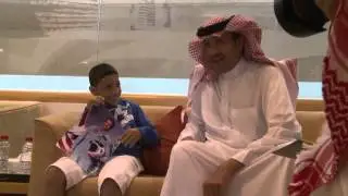 لقاء سمو الأمير سلطان بن سلمان بالطفل فيصل الحارثي