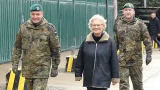 Bundesverteidigungsministerin Lambrecht im PzGrenBtl 371