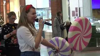 Heart-painted baubles. Charity event at Forum Koszalin