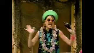 Mary Lou Metzger & Kathie Sullivan with Hawaiian War Chant (1982)
