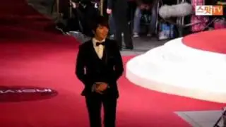 100326 Baeksang Awards Red Carpet Yonghwa