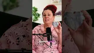 Фиолетовый халцедон обладает шелковистой, гладкой энергией