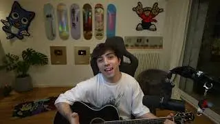 Carre tocando la guitarra