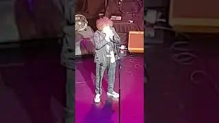 LEO SAYER using his Mozztronics HP1 harp preamp live, direct to the sound desk