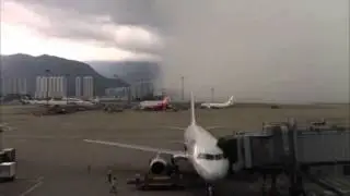 Стена дождя накрывает аэропорт Storm wall covered aircraft