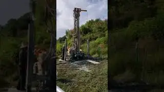 Pneumatic water well drilling rig, use the air drilling mode, the drilling speed is very fast.