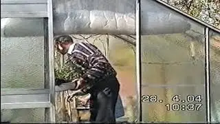 28 04 2004 Omas Garten und Oma mit Adolf