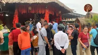 Khám phá không khí ngày cuối tuần tại mẹ mẫu tiền giang, Phật tử thành tâm dâng lễ