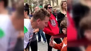 WATCH: Dad carries sons across the finish line of Austin Marathon