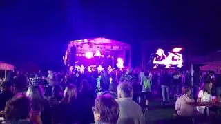 Kousek vystoupen&iacute; AC/DC Tribute Pardubice na Dni obce Slavkov u Opavy - 20. 9. 2025