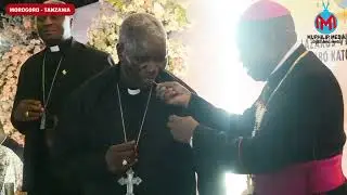 ASKOFU LAZARUS MSIMBE SDS AKATA KEKI YA NDAFU NA KUWALISHA MAASKOFU WENZAKE WALIOMSINDIKIZA