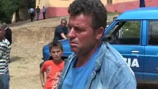 SHKOLLA NE MAT POLICIA SHOQERON MESUESEN QE E MBYLLI LAJM