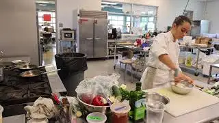 Учащиеся старших классов кулинарного факультета готовятся к национальному конкурсу