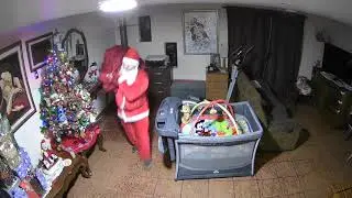 C&aacute;mara de seguridad capta a Santa Claus entrando por la chimenea - Navidad 2020