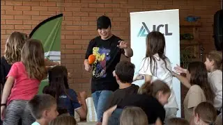El cantant Chung-Man Kim visita l'Escola Guillem de Montgrí