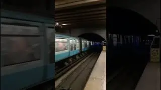 Metro de Santiago L&iacute;nea 1 (NS93) ingresando a Estaci&oacute;n La Moneda