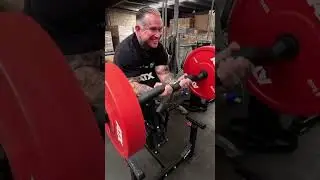 Curl strict fa&ccedil;on Lee Priest &ndash; D&eacute;monstration du pupitre &agrave; biceps ATX avec la EZ Curl Fat Bar 💥