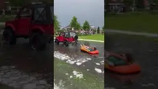 Jelle Hoving vaart in rubberboot door eigen straat