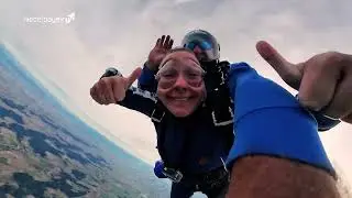 NiederbayernTV Landshut Beitrag Tandemspringen Tandemfun Dingolfing. Fallschirm-Tandemsprung Bayern.