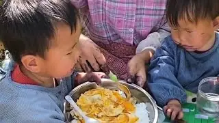 Every day, we bring lunch to the mulberry field to eat.