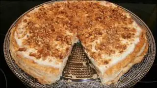 TARTA REGINA con crema pastelera,nata,nueces y almendras caramelizadas .
