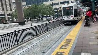 The scene of a train arriving at Exchange Place Station（Hudson-Bergen Light Rail）