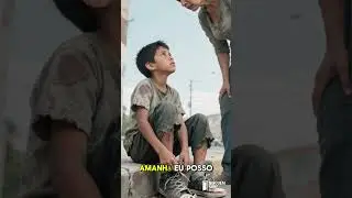 O Tenis rasgado do menino
