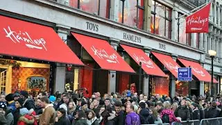 INSIDE HAMLEYS TOY STORE, LONDON CHRISTMAS SHOPPING, LARGEST TOY SHOP IN THE WORLD, LONDON HAMLEYS