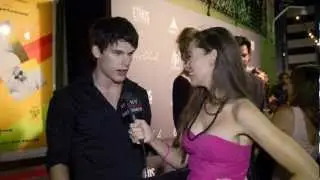 Alicia Arden of NewYorkFashionTimes interviews Grant Harvey at Project Ethos on Red Carpet