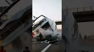 Yacht slips off trailer after highway crash &mdash; total lossAfter a crash on the highway