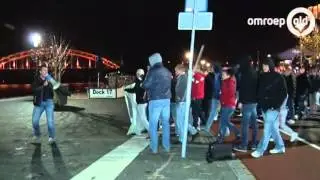 Supporters NEC ontsteken fakkels op Waalkade ter ere van hun 115-jarige club