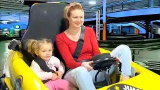 Детская страна чудес с детской площадкой и картингом в семейном развлекательном центре