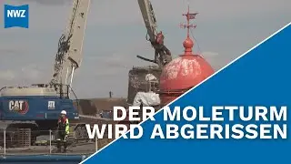 Abrissarbeiten an Leuchtturm auf der abgesackten Nordmole in vollem Gange