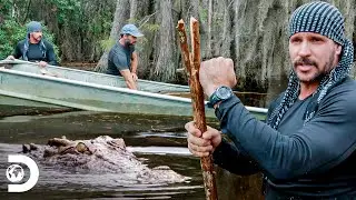 Joe e Matt ficam presos em &aacute;guas infestadas de crocodilos | Desafio em dose dupla | Discovery Brasil
