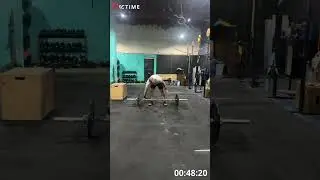 ATLETA 3: FOR TIME 6 MIN: 20 BOX JUMP STEP OVER & 60 SNATCH (Tiempo: 04:41).