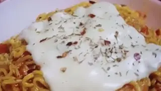 CHILLY CHEESE GARLIC MAGGIE RECIPE 😋.  TASTY. SIBBLINGS COOK. #funny #food 