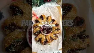 A Christmas sausage roll wreath is such a fun party appetizer for the holiday season 😍  #partyfood