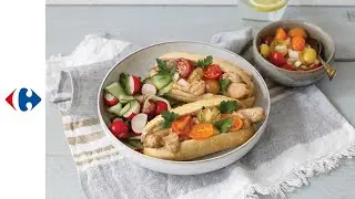 Hotdog met kippenworst, pindasaus en friszure groentjes