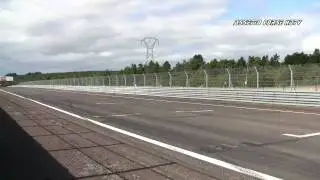 Les voitures de course sur le circuit Dijon-Prenois